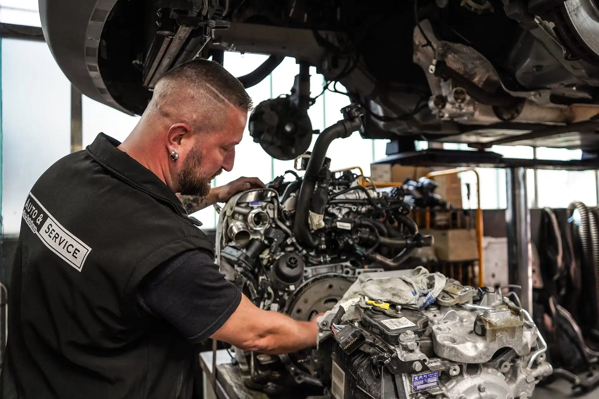 Inspektion in der Werkstatt von Auto & Service